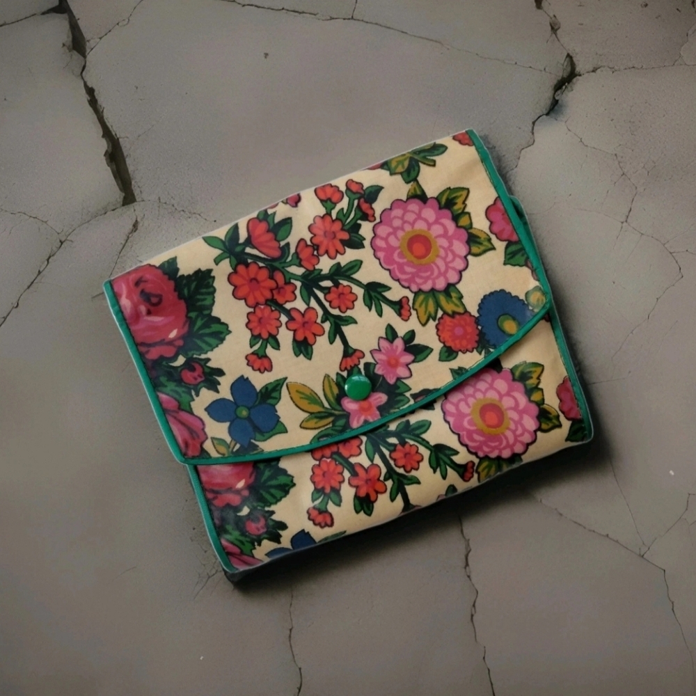 VTG Vibrant Floral Print Multi-pockets Organizer with Green Trim & Snap Closure